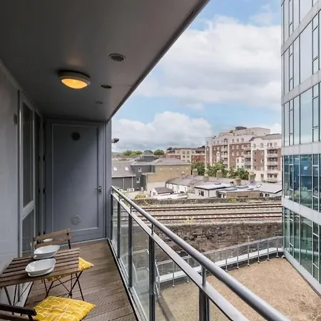 Centrally Located, Comfy 2-Bed 2-Bath Apt Dublin Exterior foto