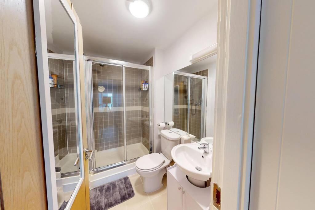 Centrally Located, Comfy 2-bed 2-bath Apartment