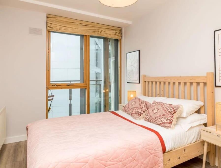 Apartment Centrally Located, Comfy 2-bed 2-bath Dublin