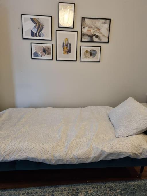 Centrally Located, Comfy 2-bed 2-bath Apartment *